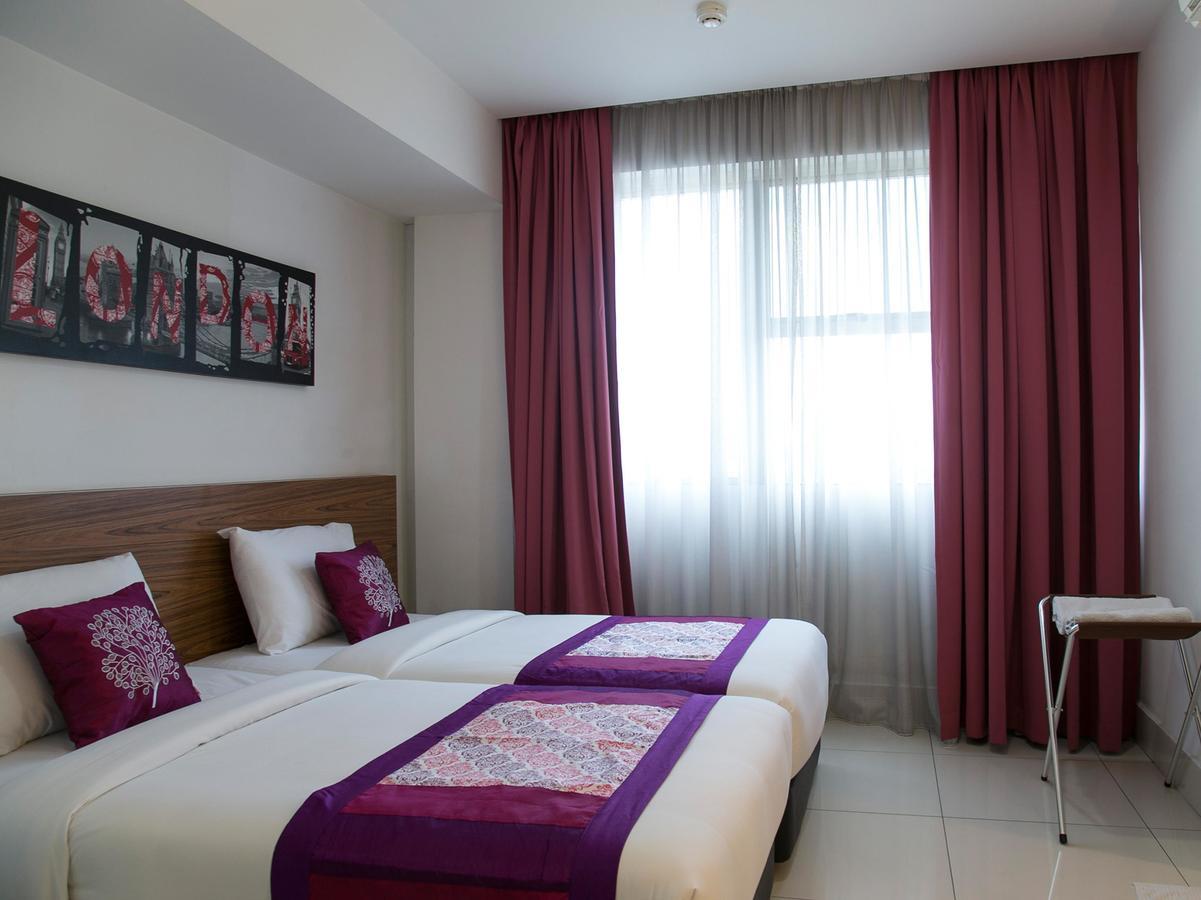 Oyo 180 V Hotel Куала Лумпур Екстериор снимка