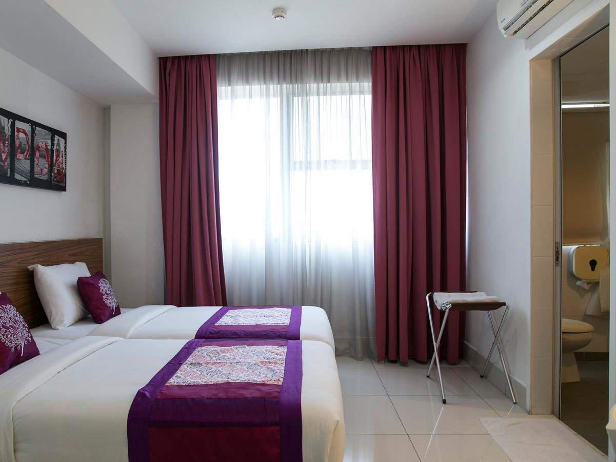 Oyo 180 V Hotel Куала Лумпур Екстериор снимка