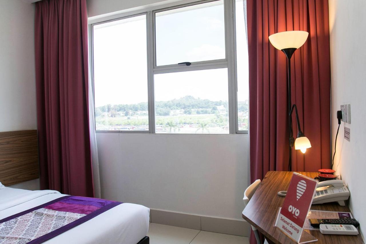 Oyo 180 V Hotel Куала Лумпур Екстериор снимка