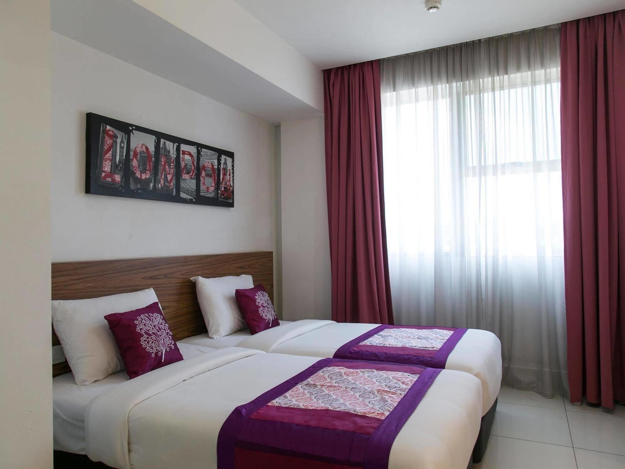 Oyo 180 V Hotel Куала Лумпур Екстериор снимка